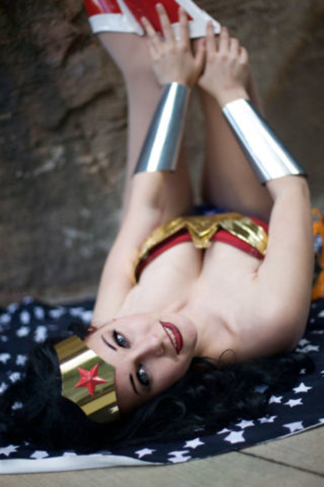 these-17-incredible-wonder-woman-cosplayers-will-explode-your-brain-327329